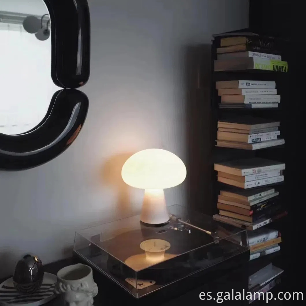 Luminosa lámpara de hongos RGBW para acampar y fiestas luz nocturna